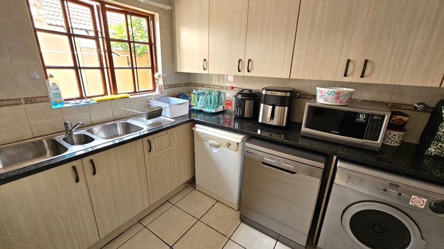 To Let 3 Bedroom Property for Rent in Meerhof North West